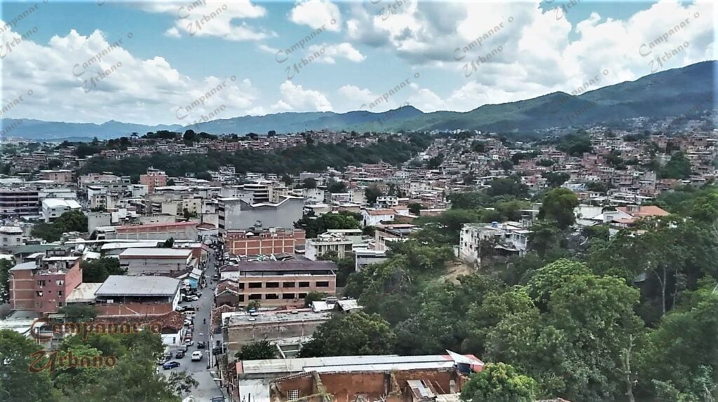 Calle Comercio en La Llanada y otras áreas visto desde la torre del campanario de la Catedral de Guarenas. Al centro se aprecia la Iglesia de La Candelaria. Octubre de 2020.