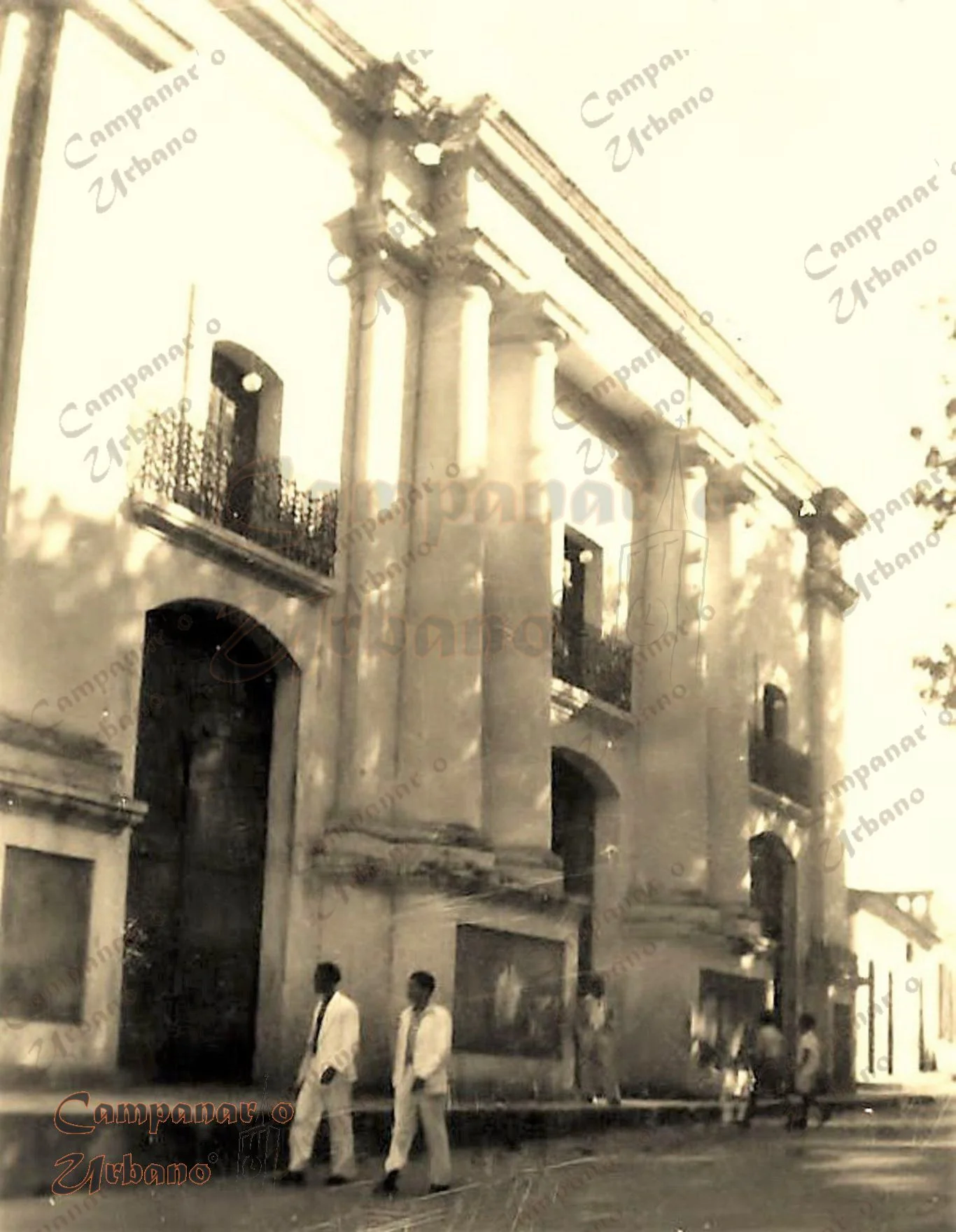Calle Ambrosio Plaza frente a la Iglesia Nuestra Señora de Copacabana, década 1950.