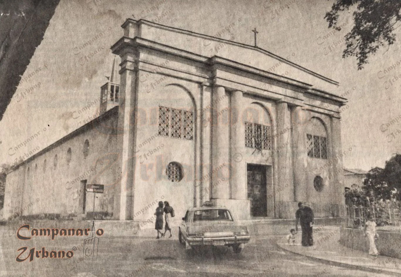 Esquina de las calles Régulo Fránquiz y Ambrosio Plaza, Guarenas, año 1976. En primer plano la Iglesia Nuestra Señora de Copacabana.