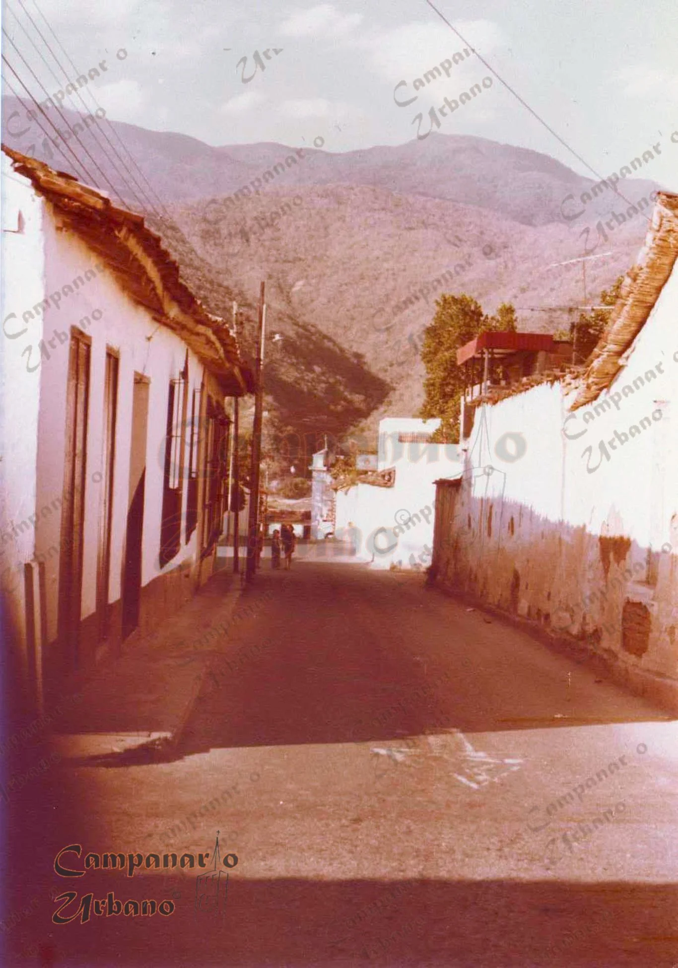 Calle Ambrosio Plaza, Guarenas, año 1978. Al fondo, esquina de la calle 5 de Julio. Se aprecia la ausencia de tránsito vehicular.