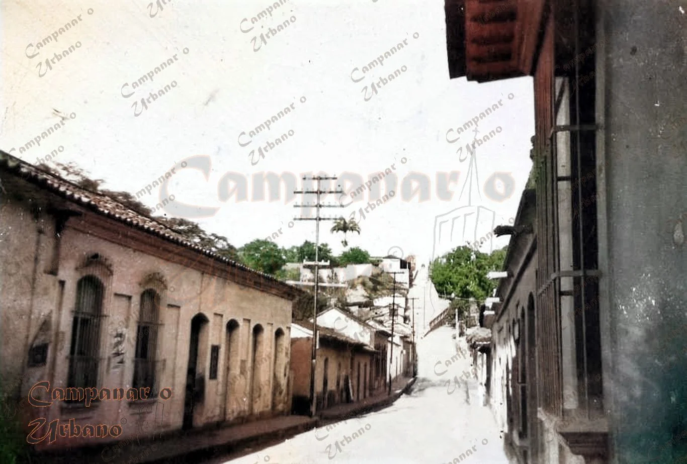 Calle Real de Guarenas, década 1930. Al fondo la intersección de las "prima" calles sur (Real) y norte (nombrada en 1940 como Régulo Fránquiz). Ambas bajadas son conocidas como Carabobo y Los Almendrones.