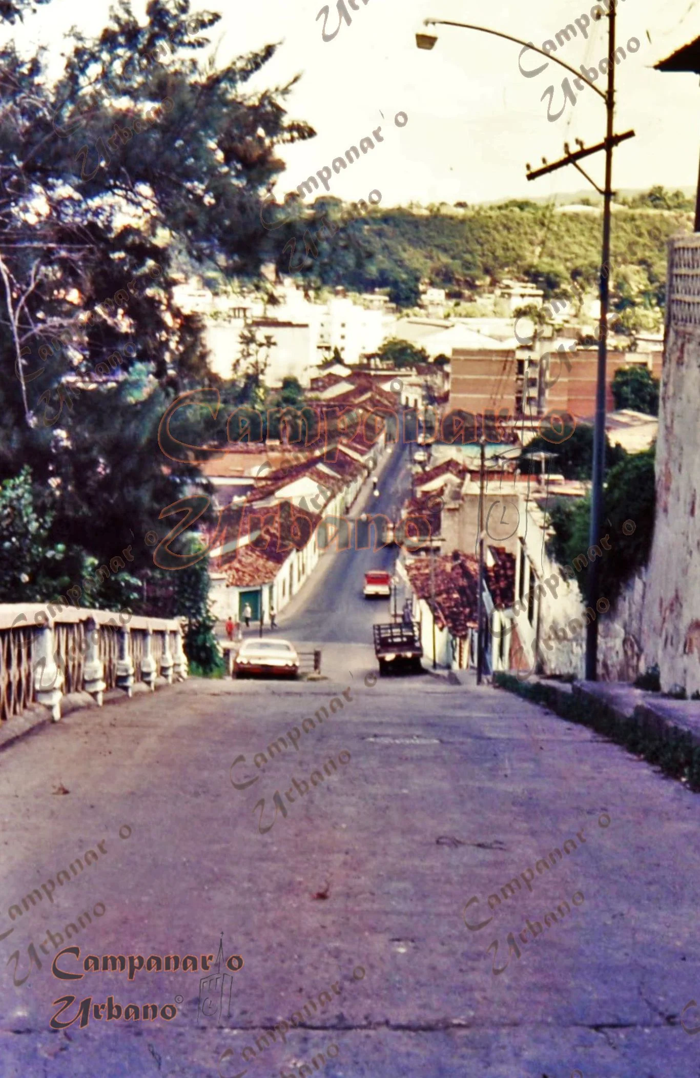 Segmento de la antigua calle Real de Guarenas, conocida como Bajada Carabobo, en donde estuvo la Escuela Federal Graduada Carabobo (solo para niñas). Fotografía del año 1979.