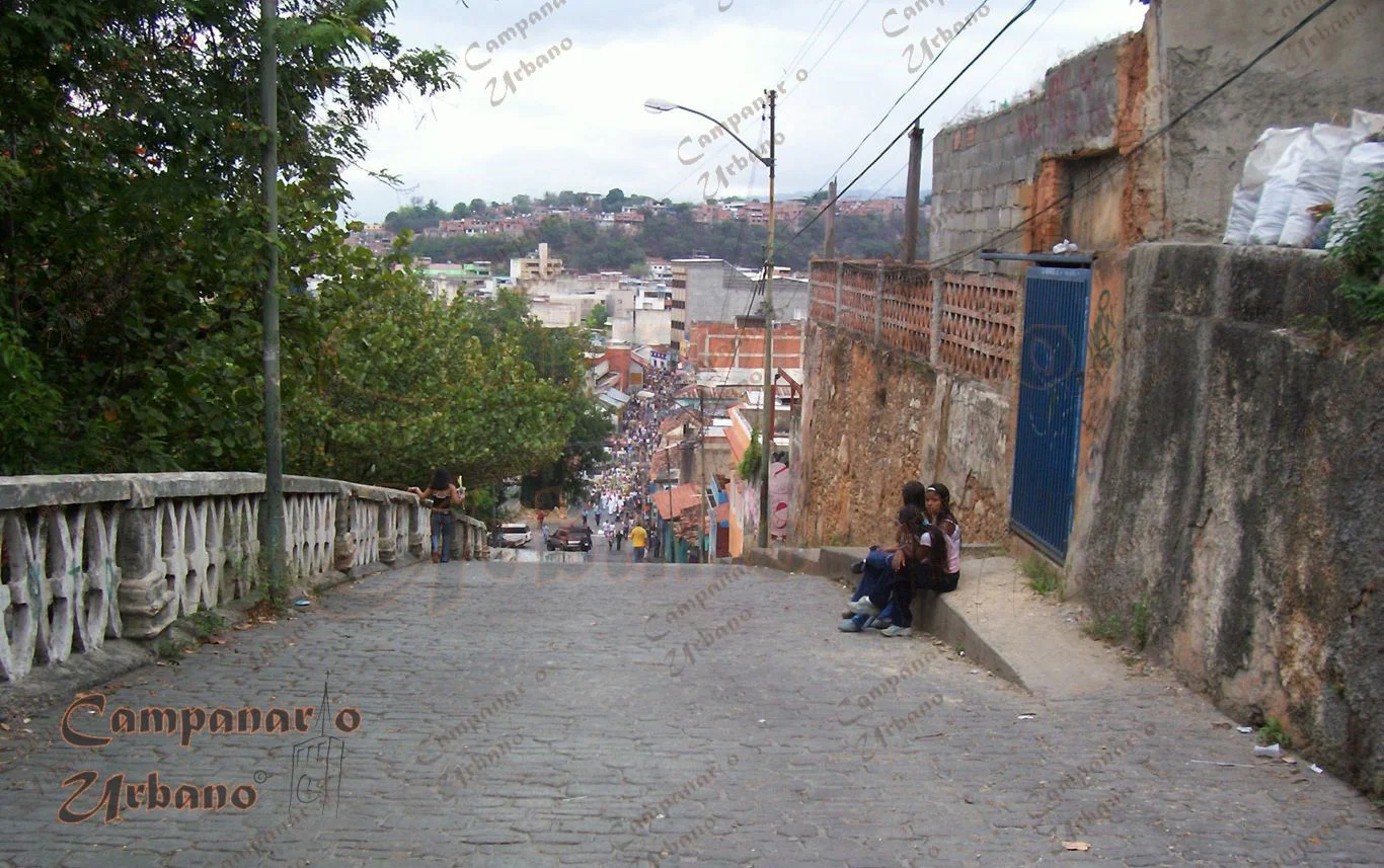 Segmento de la antigua calle Real de Guarenas, conocida como Bajada Carabobo, en donde estuvo la Escuela Federal Graduada Carabobo (solo para niñas). Fotografía del año 2005.