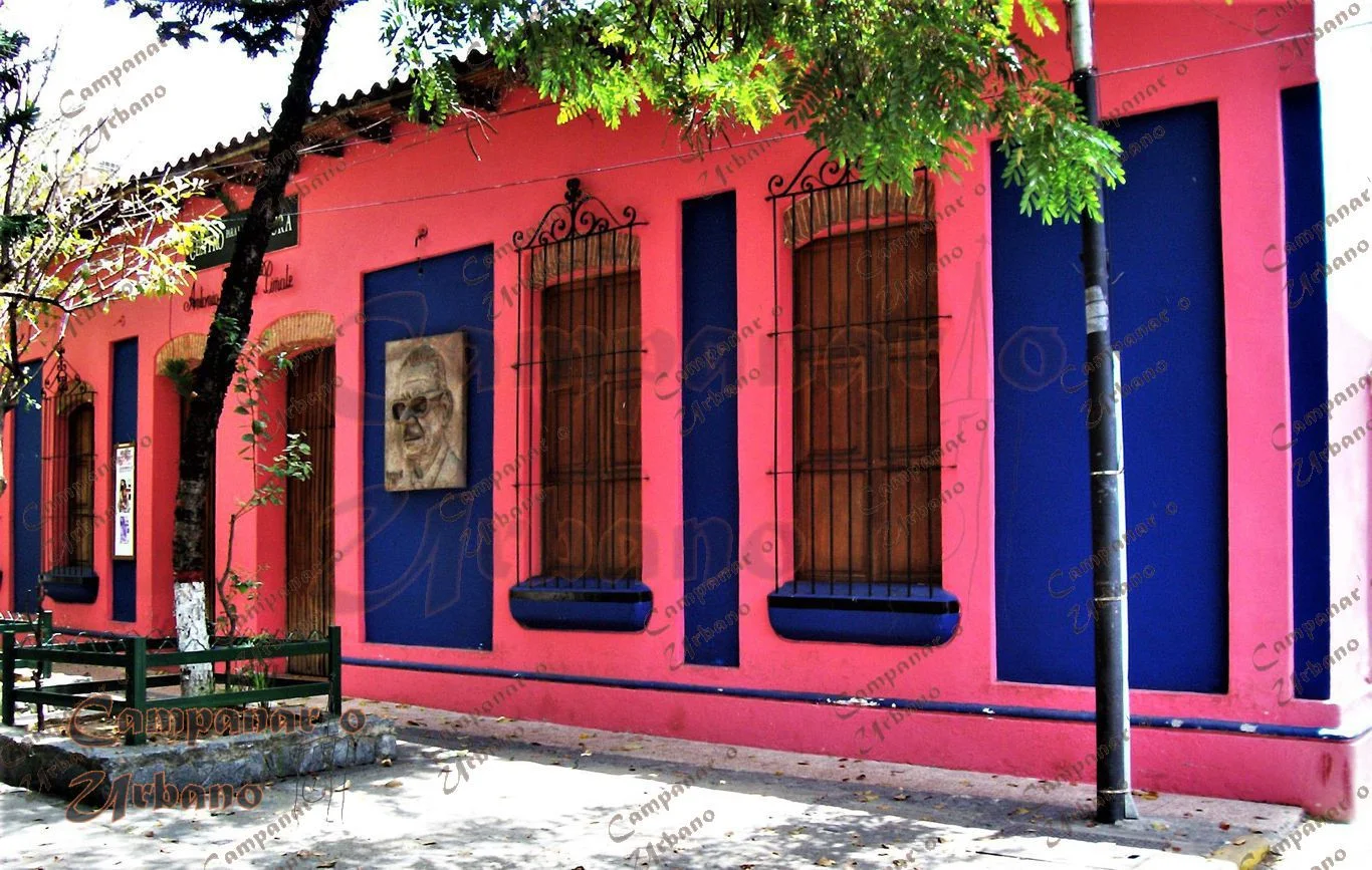 Segmento de la antigua calle Real de Guarenas, siendo hoy parte de la Plaza Bolívar. Fotografía de la Casa de la Cultura Antonio María Piñate, año 2005.
