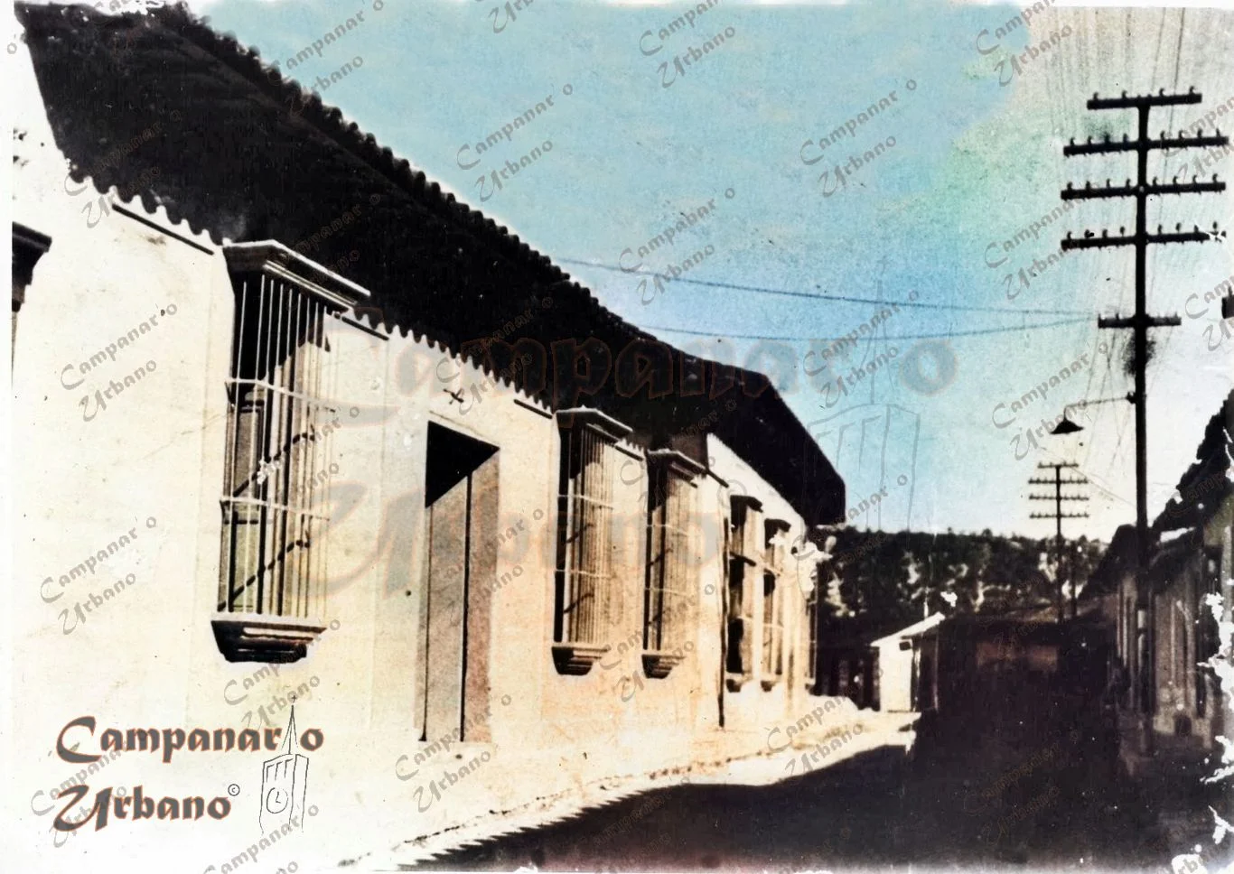 Calle Real de Guarenas. Al fondo, esquina de la calle Ayacucho. Década 1940. Fotografía coloreada digitalmente por Campanario Urbano.