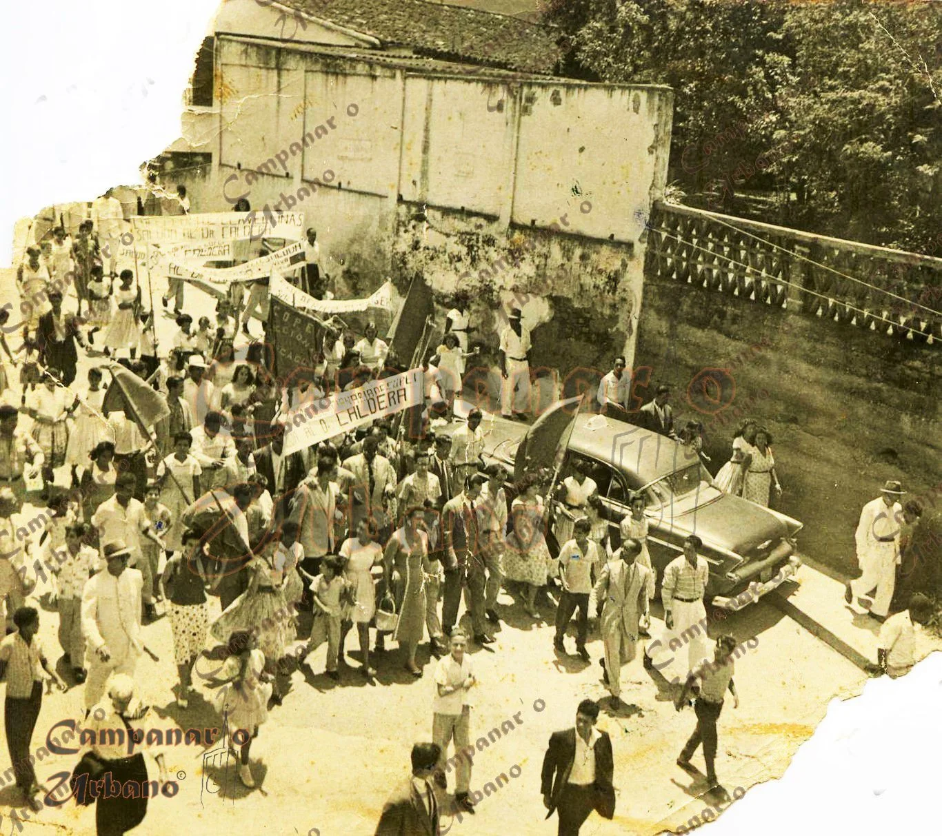 Calle Régulo Fránquiz durante una manifestación política del año 1958. Se observa que para esa época la calle era usada en sentido oeste para ascender por Los Almendrones desde La Llanada hacia el Pueblo Arriba.