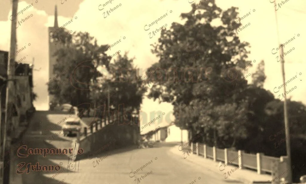 Intersección de las calles Real y Régulo Fránquiz, Guarenas, año 1979. Estas bajadas son conocidas como Carabobo y Los Almendrones.