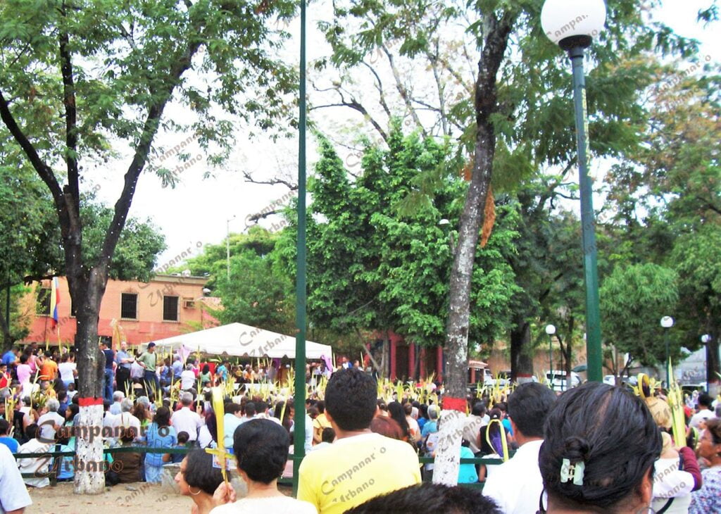 Plaza Bolívar de Guarenas. Domingo de Ramos, 20 de marzo de 2005.