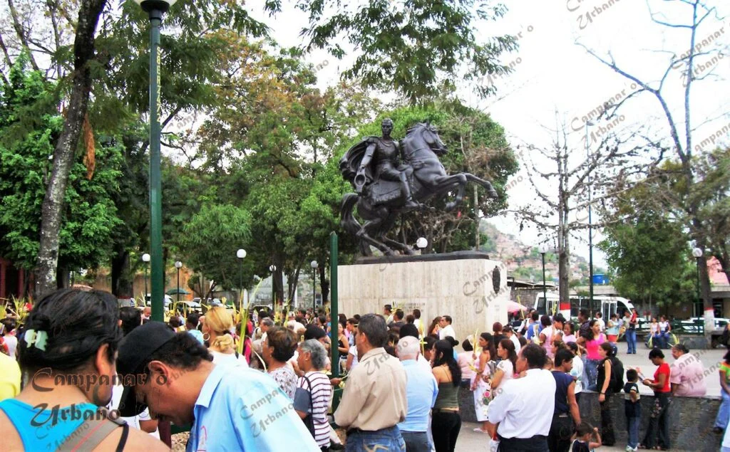 Plaza Bolívar de Guarenas. Domingo de Ramos, 20 de marzo de 2005.
