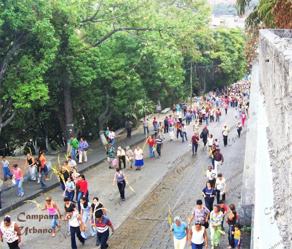Calle Régulo Fránquiz (Bajada de Los Almendrones) durante la Procesión de las Palmas en su ascenso desde la Iglesia La Candelaria hacia la Catedral Nuestra Señora de Copacabana. Domingo de Ramos en Guarenas, 20 de marzo de 2005.