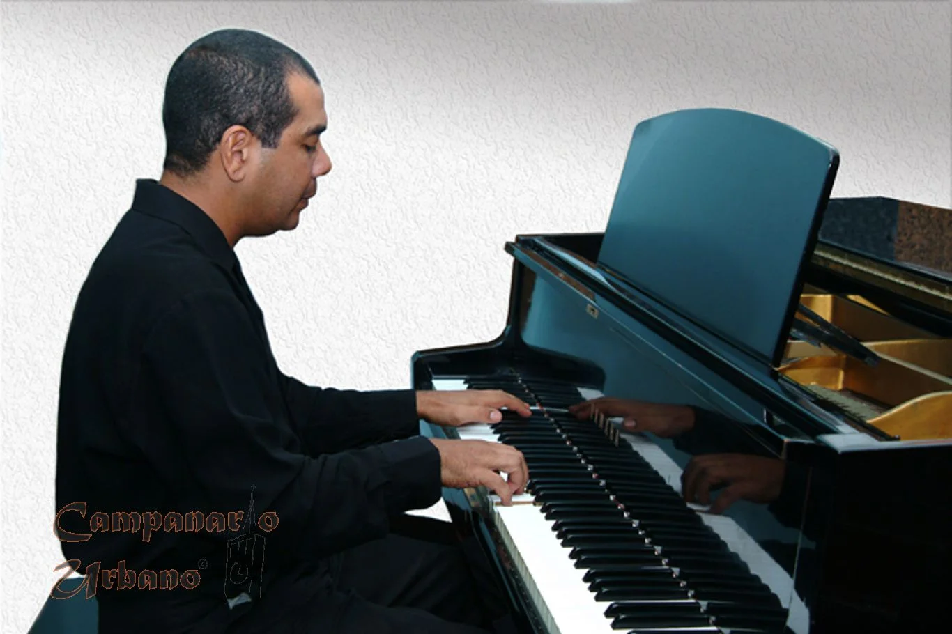 Sergio Colmenares, nacido en Caracas el siete de abril de 1961, ha sido vecino de Guarenas por mucho años, es Maestro Normalista Mención Música graduado en la U.E. ”Miguel Antonio Caro”, Profesor Ejecutante de Piano graduado en la Escuela de Música “Pedro Nolasco Colón”, Profesor de Teoría y Solfeo, Armonía y Piano, así como Músico Cultor.