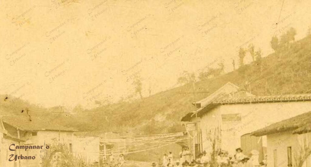 Esquina de la calle Bermúdez con calle Comercio, Guarenas, fotografía de año 1915. Hasta la década de 1930, esta era la última esquina este de la calle Comercio. Luego se hizo su prolongación hasta la intersección con la calle Páez (esquina del Provincial).