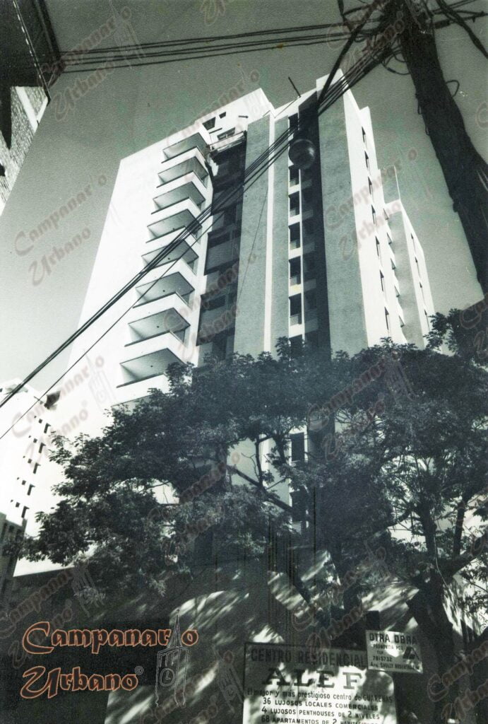 Samán de La Llanada de Guarenas, en la esquina de las calles Páez y Arismendi, justo después de la construcción del Centro Residencial Alef a inicios de la década de 1980.