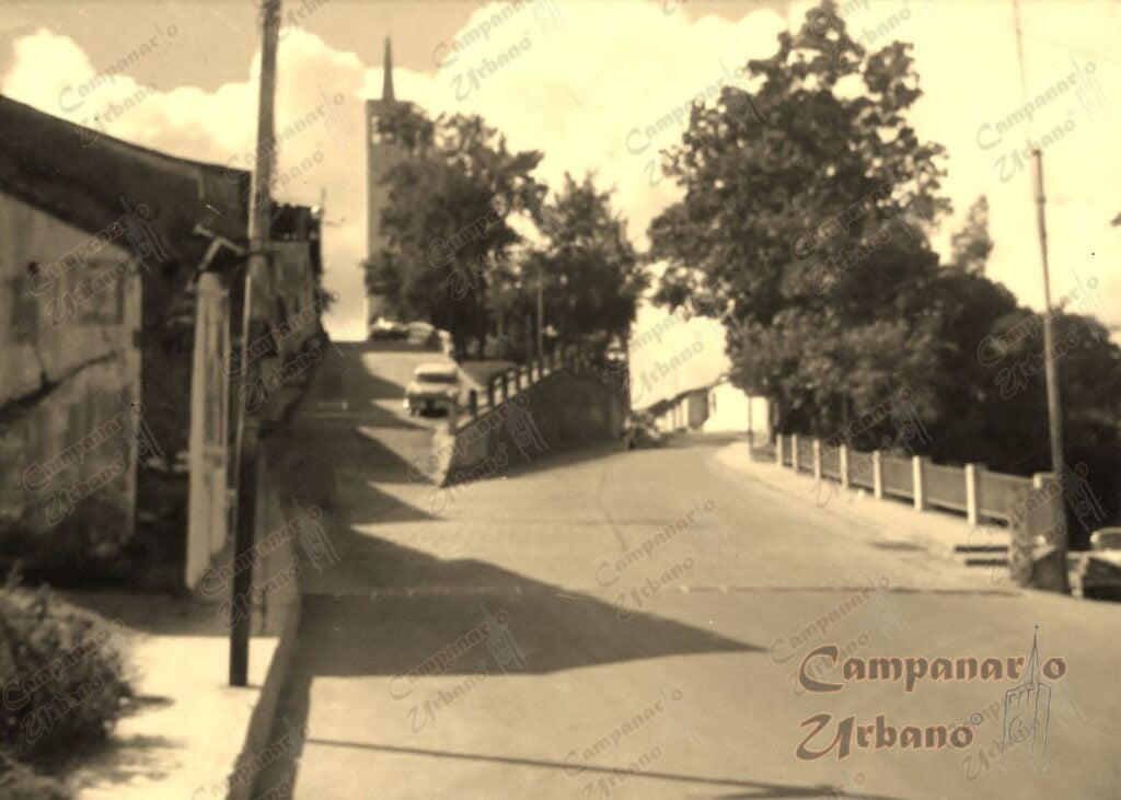 Bajada de Los Almendrones, Guarenas año 1970. A la izquierda, casa destruida por el terremoto del 29 de julio de 1967.