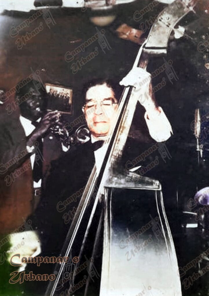 Benito Canónico ejecutando el contrabajo, década 1960. Fotografía cortesía de Yenny Padrón. Coloreada digitalmente por Campanario Urbano.