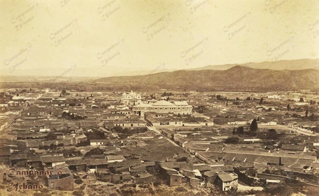 Vista de la ciudad de Caracas en 1885. Al centro, el Teatro Guzmán Blanco (luego Teatro Municipal) y la Basílica de Santa Teresa. Fotografía cortesía de cochinopop.com