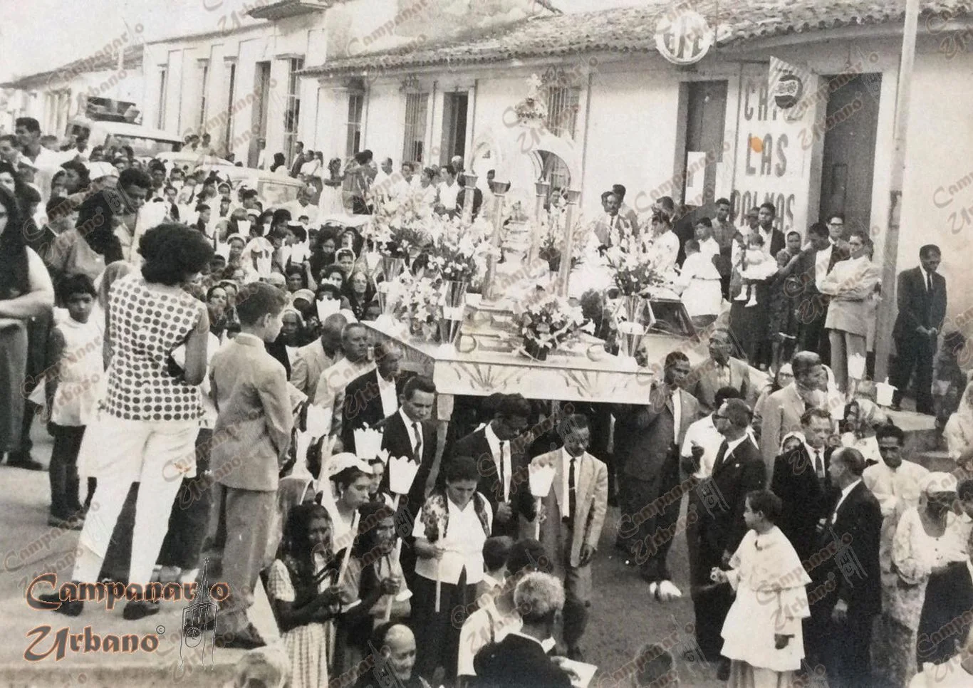 Procesión de la Virgen de Copacabana de Guarenas, calle Régulo Fránquiz, justo antes de descender por la Bajada de Los Almendrones, final década 1950.