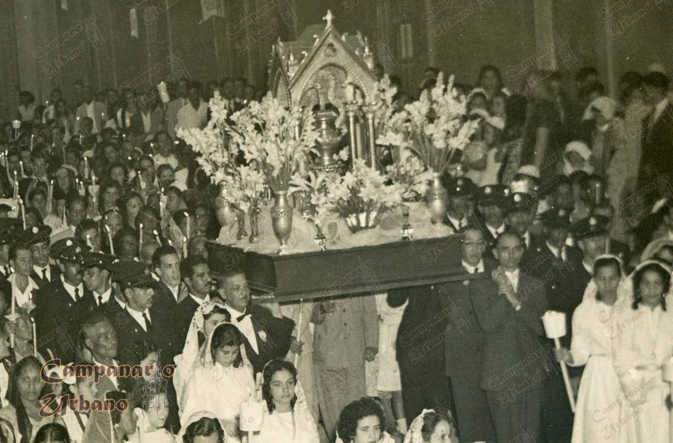 Procesión de la Virgen de Copacabana de Guarenas durante las Fiestas Patronales del 21 de noviembre de 1955.