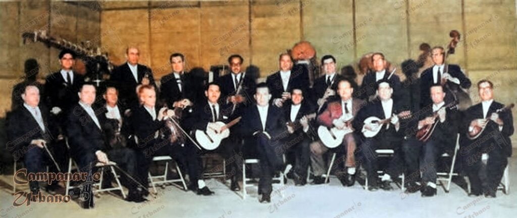 Orquesta Típica Nacional, año 1953. A la derecha, con mandolina, Benito Canónico (03/01/1894 - 13/10/1971). Fotografía cortesía de Freddy Canónico. Coloreada digitalmente por Campanario Urbano.