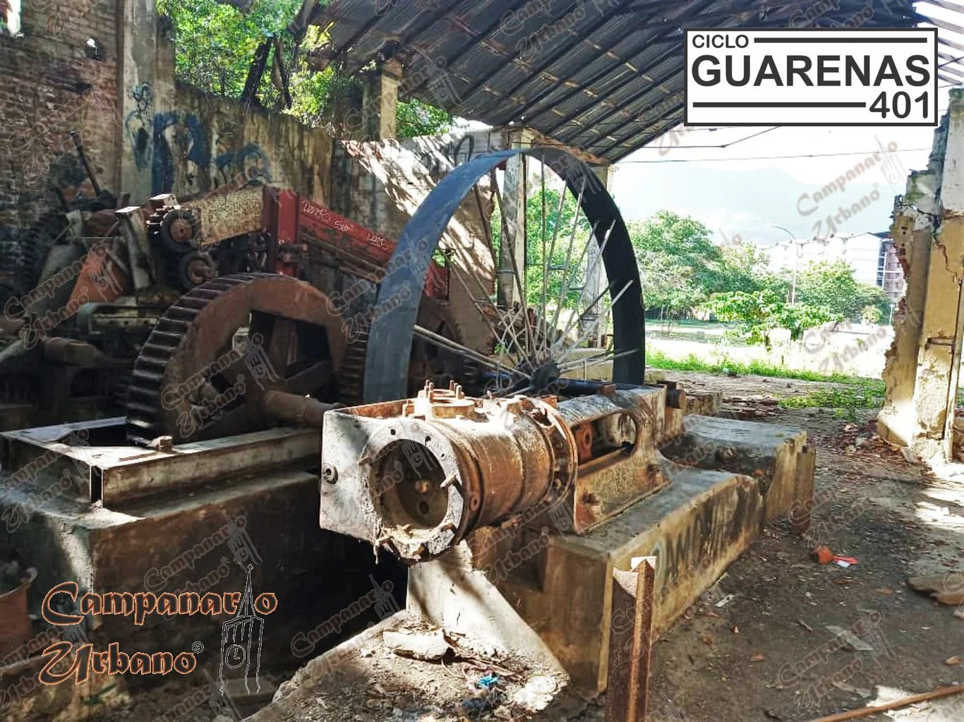 Ingenio azucarero a vapor de la antigua Hacienda Casarapa de Guarenas, en donde se observa el cilindro de escape de vapor donde alguna vez estuvo el el pistón o brazo oscilante. También se observa la rueda de peso y balanceo unida a los engranajes de transmisión para el molino.