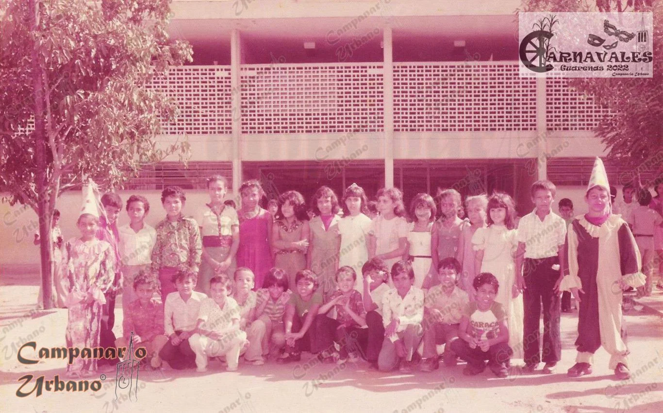 Alumnos de la Escuela Estadal Simón Rodríguez de Guarenas durante los carnavales de 1972. Color original.