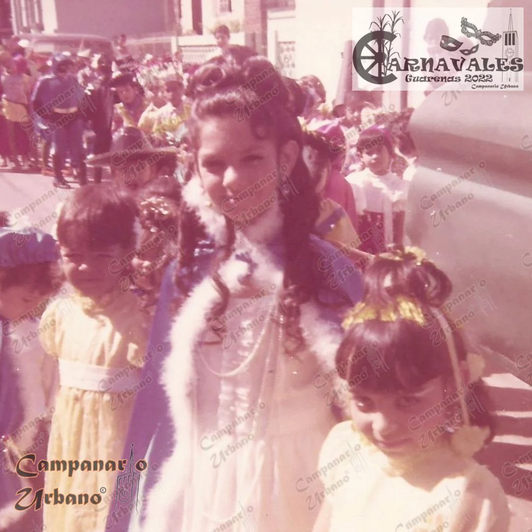 Desfile de alumnos de la Escuela Estadal Simón Rodríguez durante los carnavales de 1970. Calle Ayacucho de Guarenas, sector La Candelaria. Color original.