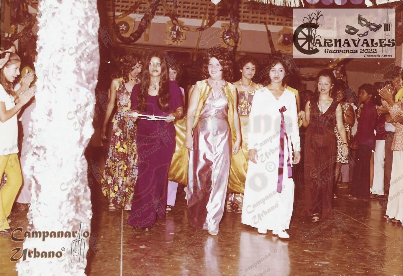 Paseo de la Reina del Carnaval 1971 junto a su Corte y antes de su coronación. Escuela Estadal Simón Rodríguez de Guarenas. Color original.