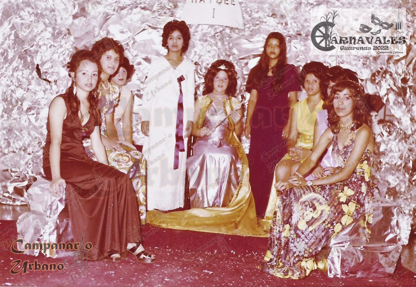 Reina del Carnaval 1971 en su trono y junto a su Corte. Escuela Estadal Simón Rodríguez de Guarenas. Color original.