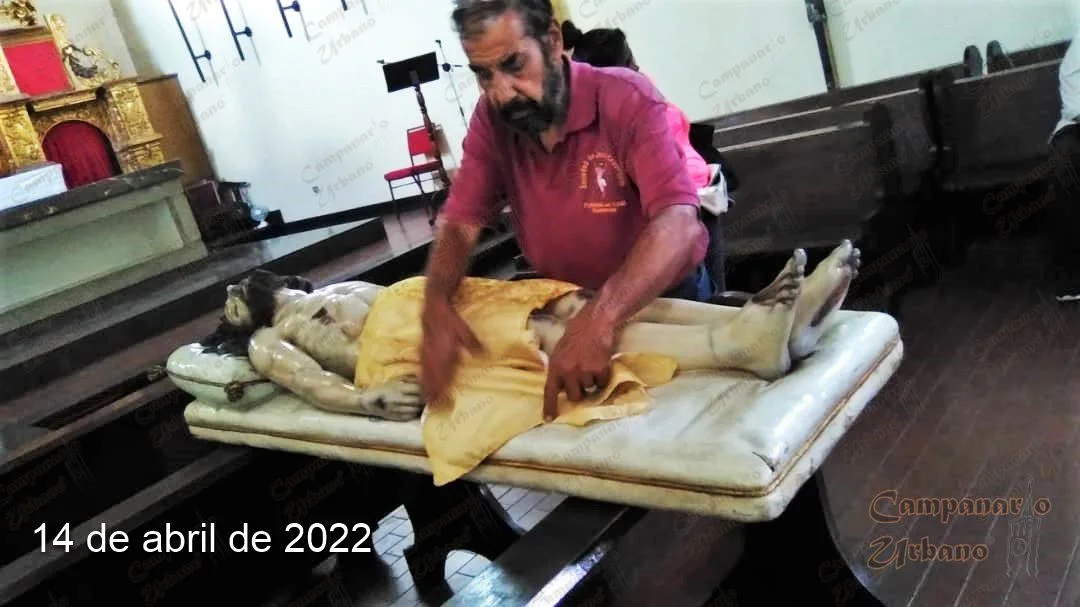 Luis González preparando la imagen del Santo Cuerpo. Iglesia La Candelaria de Guarenas, 14 de abril de 2022.