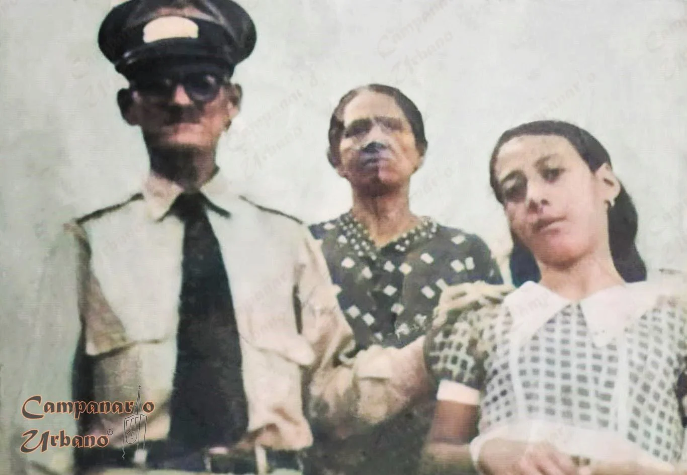 Andrés Rosendo Armas (30/11/1896-26/02/1971), vistiendo su uniforme de cartero, junto a la Señora Magdalena Lozano y su hija Carmen Santiaga Armas.