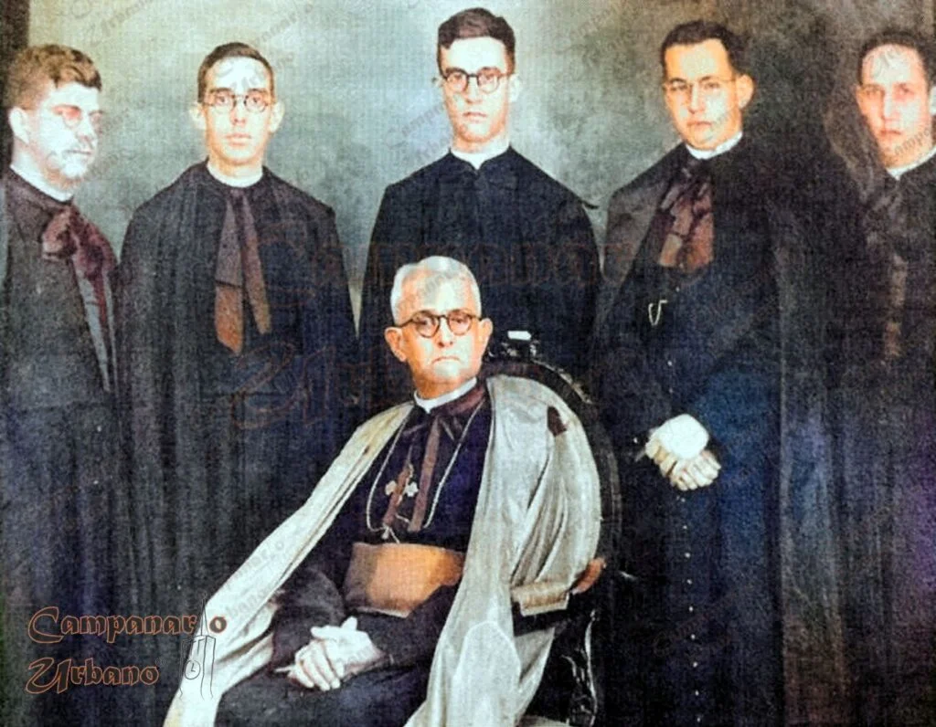 Al centro, el Arzobispo de Caracas, Lucas Guillermo Castillo Hernández. A la derecha, el presbítero Luis Delfín García. Fotografía del año 1946, restaurada y coloreada digitalmente por Campanario Urbano.