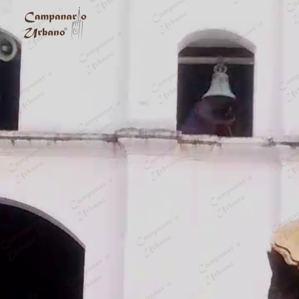 Alberto Muro, con destreza y devoción, tañendo las campanas en la Iglesia la Candelaria de Guarenas, justo antes de que la procesión del Nazareno iniciara su solemne recorrido este Miércoles Santo, 27 de marzo de 2024.