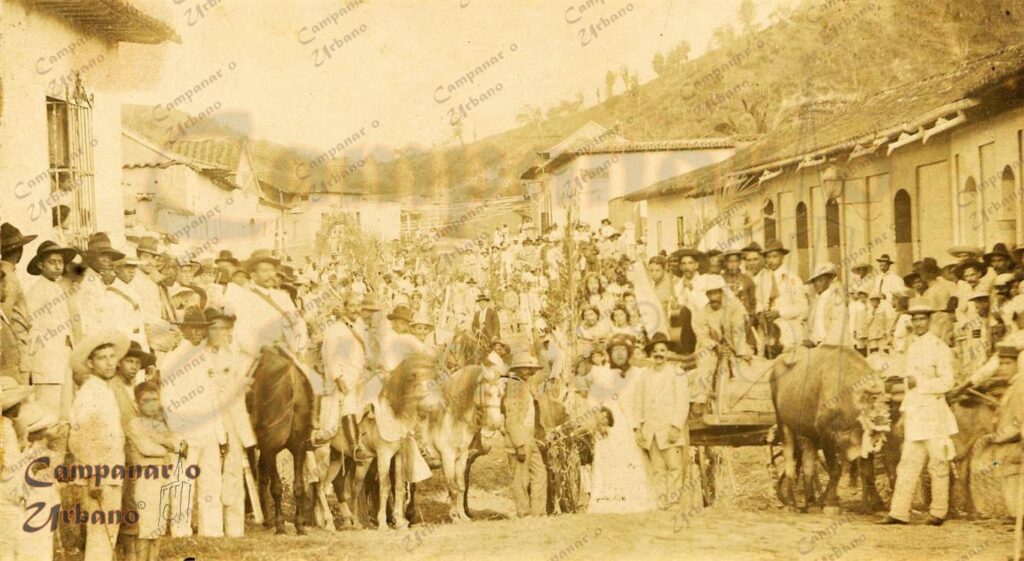 Calle Real de Guarenas, año 1910. Al fondo a la derecha, se observa la esquina de la calle Bermúdez.