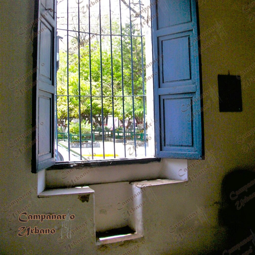 Ventanal y poyos de antigua casona de Guarenas.