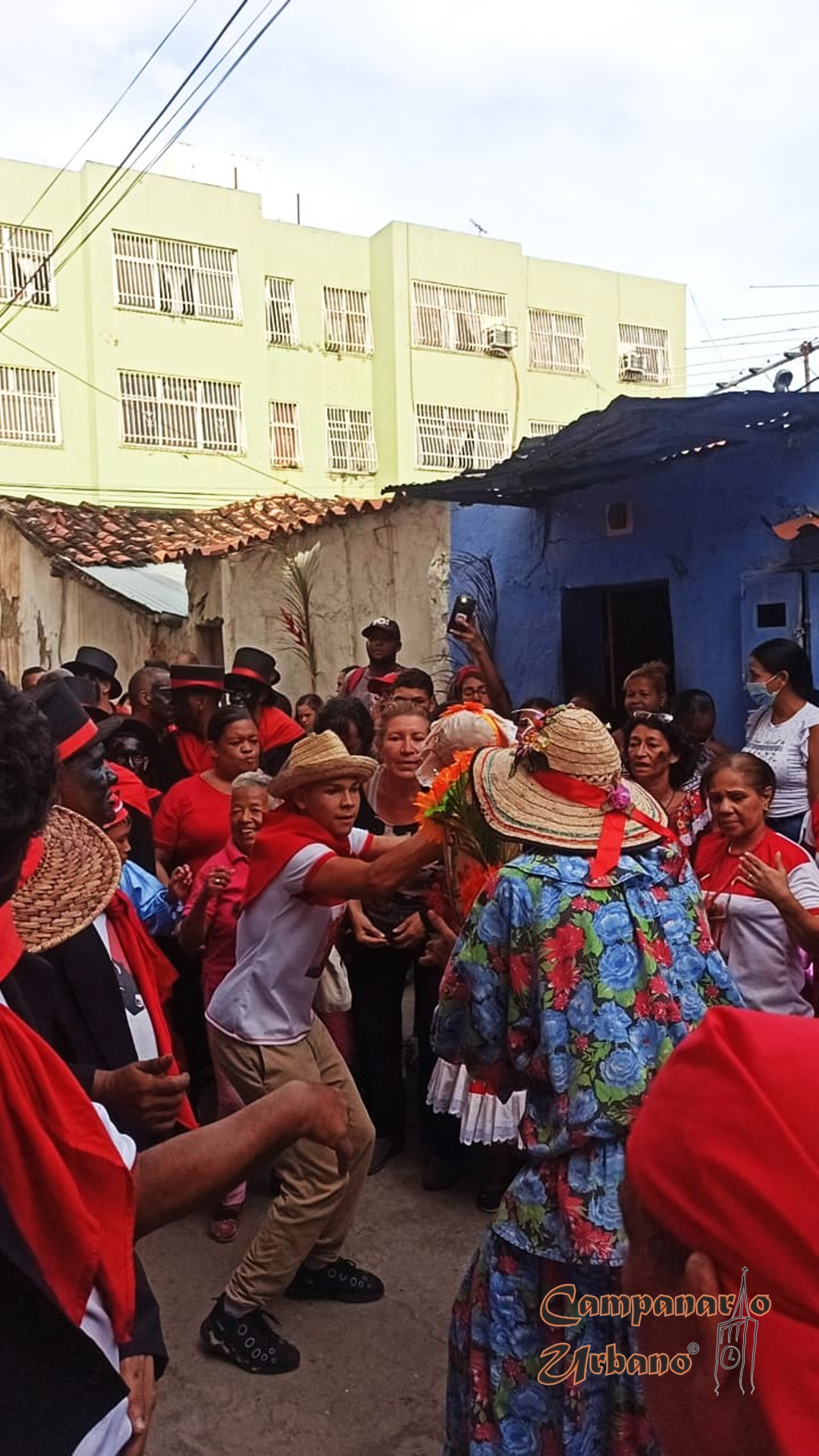 Encuentro entre las parrandas de San Juan y San Pedro en el callejón La Pelota de Guarenas.