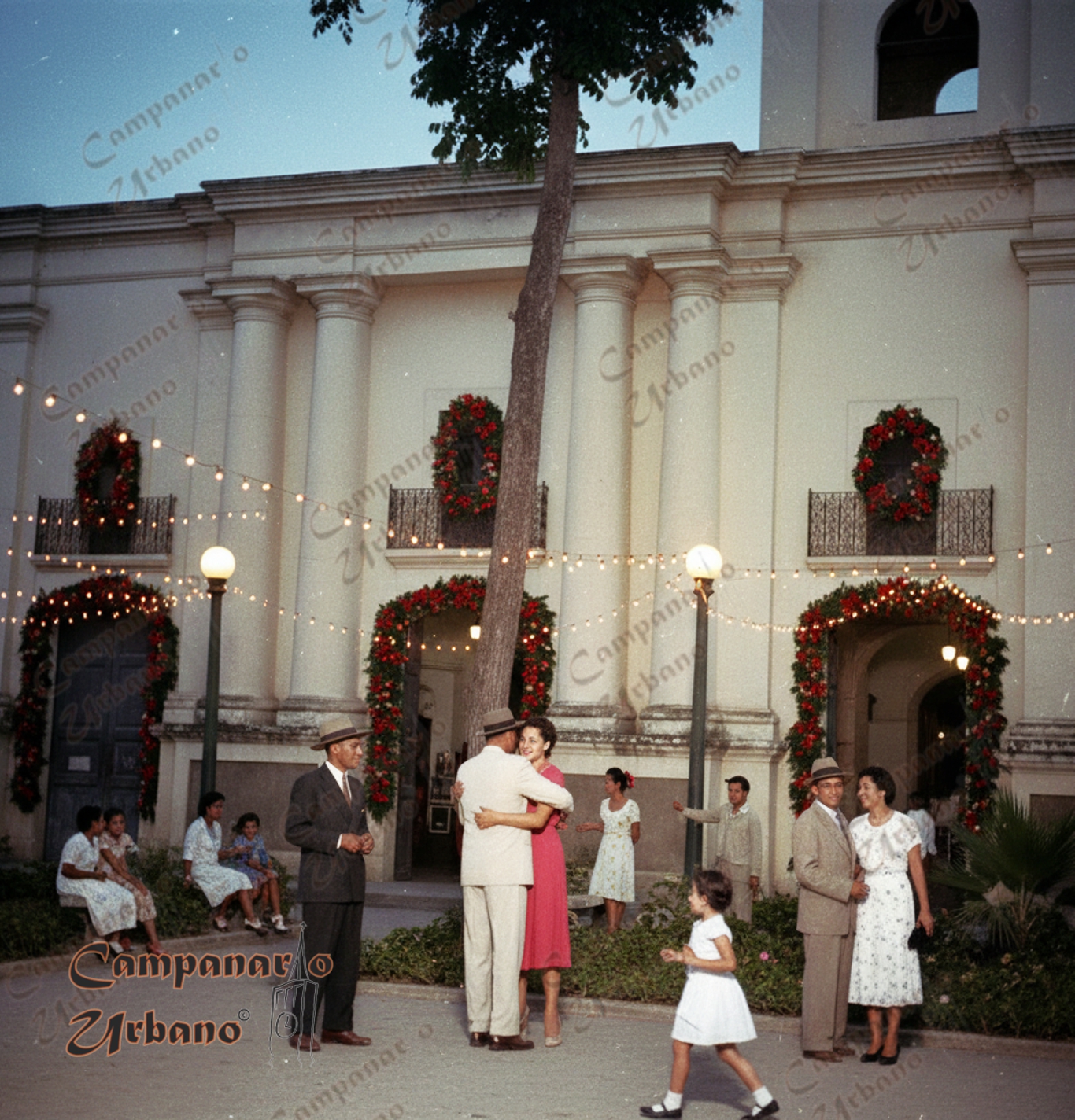 Año nuevo en la Guarenas de antaño, Iglesia de Nuestra Señora de Copacabana, década 1950. Composición IA.