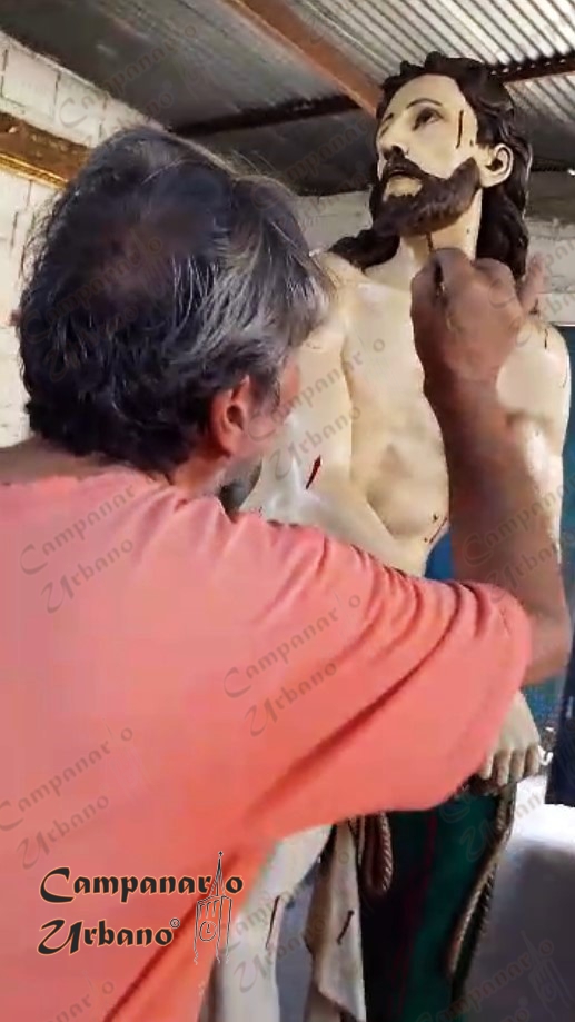 El artista Ángelo Stagno restaurando la imagen de Jesús en la Columna, Guarenas, marzo de 2026.