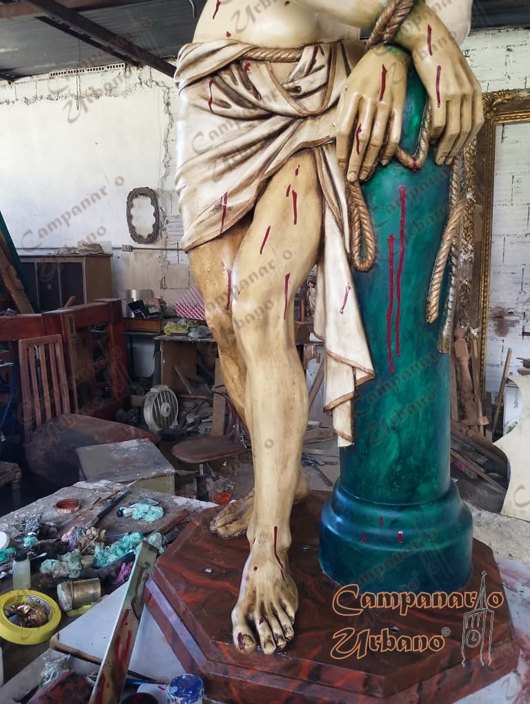 Restauración de la imagen de Jesús en la Columna. Aplicando patina. Guarenas, marzo de 2026.