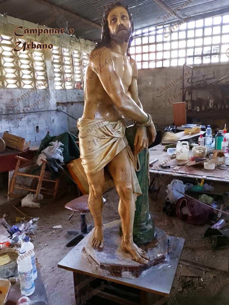 Restauración de la imagen de Jesús en la Columna. Aplicando patina. Guarenas, marzo de 2026.