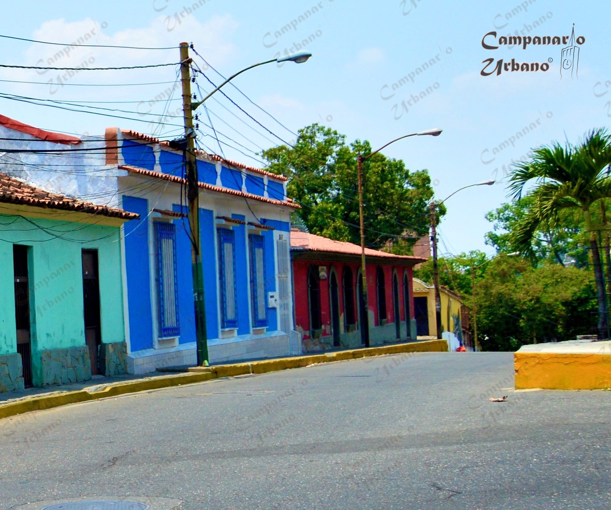 Calle Régulo Fránquiz, entre el lateral norte o izquierdo de la Iglesia de Nuestra Señora de Copacabana y las casas coloniales que se ubican sobre el terreno que ocupó el primer cementerio de Guarenas.