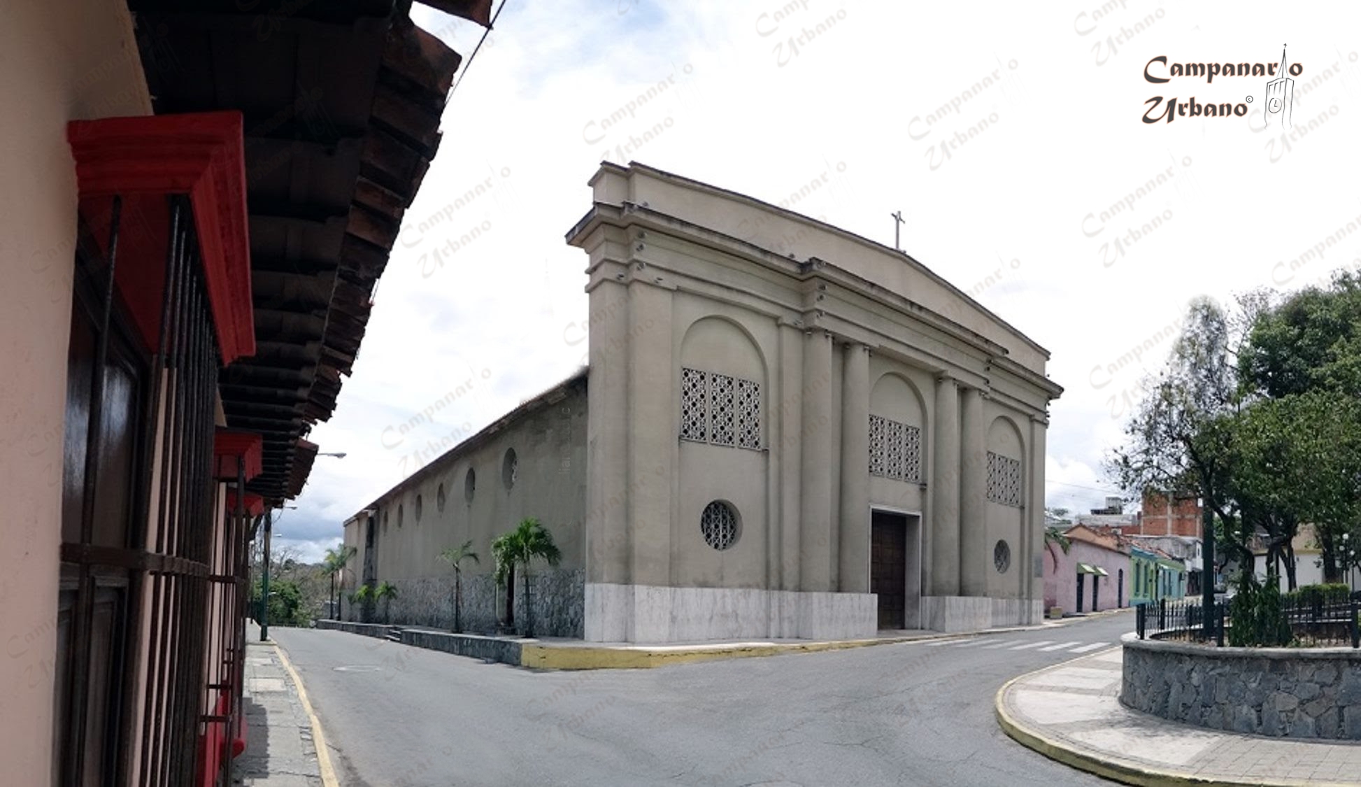 Calle Régulo Fránquiz, entre el lateral norte o izquierdo de la Iglesia de Nuestra Señora de Copacabana y las casas coloniales que se ubican sobre el terreno que ocupó el primer cementerio de Guarenas.